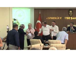 Burdur belediye meclisinde gergin anlar
