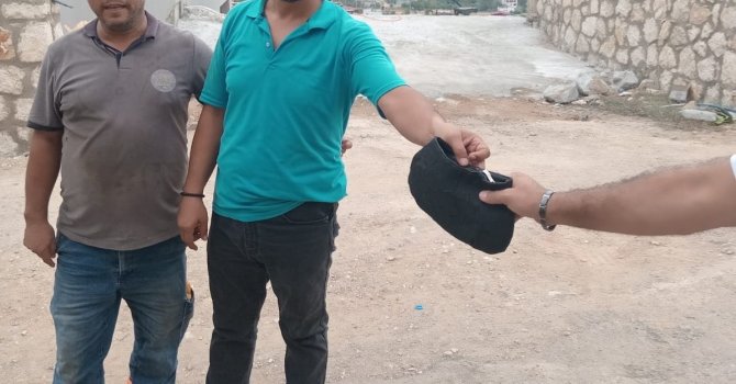 Belediye görevlilerinden örnek davranış buldukları cüzdanı sahibine teslim ettiler