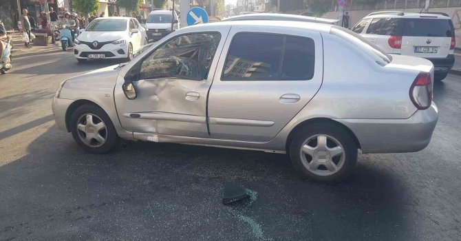 Kırmızı ışık ihlali yaptı otomobille çarpıştı: 1 yaralı