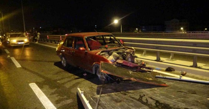 Antalya’da aynı yerde iki ayrı kaza 2 kişinin yaralanmasına, trafiğin de 2 saat kapanmasına neden oldu