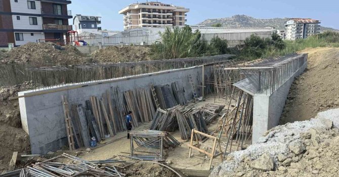 Köprü inşaatında düşen işçi ağır yaralandı