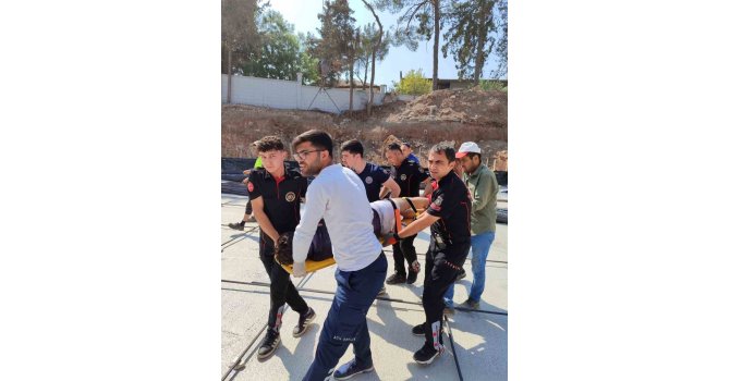 Vücuduna demir saplanan işçiyi itfaiye ekibi kurtardı