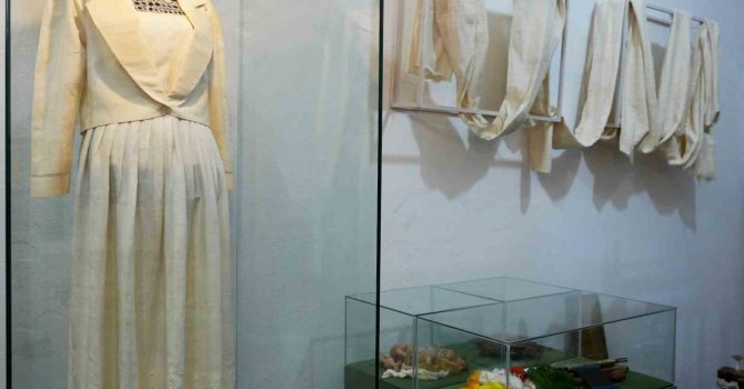 Alanya’da ipeğin izinde sergisi, tarihi bedesten’de açıldı