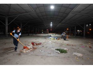 Akdeniz’de pazar yerleri yıkanıyor, çöp konteynerleri dezenfekte ediliyor