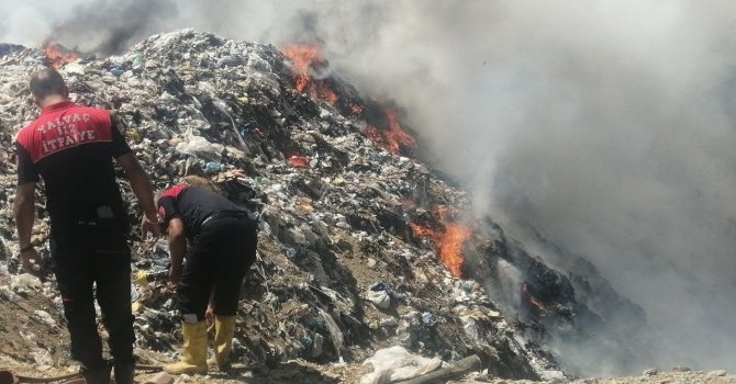 Isparta’da çöplükte çıkan yangın ormana sıçramadan söndürüldü