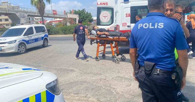 Antalya’da motosikletten düşen sürücü yaralandı