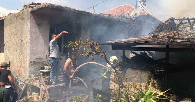 Burdur’da ahırda çıkan yangın eve sıçradı: 6 kişi dumandan etkilendi