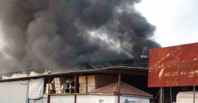 Antalya’da otel ekipmanları deposu alev alev yandı, çalışanlar gözyaşlarını tutamadı