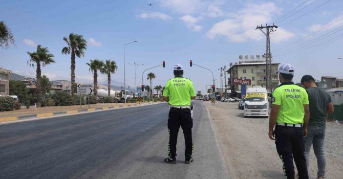 Kırmızı ışıkta durmayarak polisin dron kamerasına yakalanan sürücü: "Allah devletimizden razı olsun"