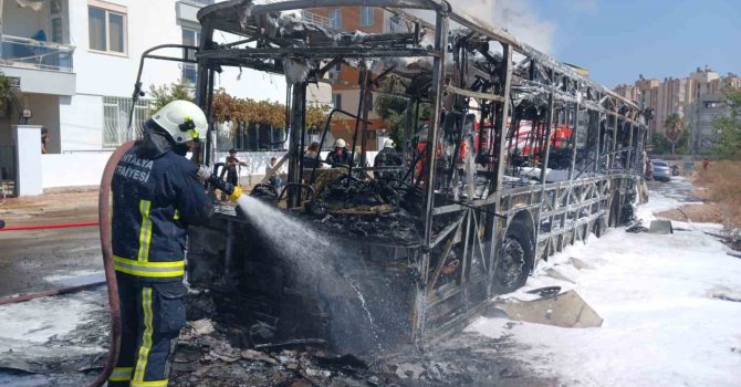 Antalya’da özel halk otobüsü park halindeyken alev alev yandı