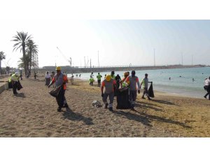 Sahilden plastik, cam ve çeşitli atıklar toplandı