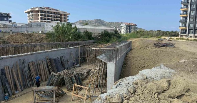 Köprü inşaatında düşen işçi tedavi gördüğü hastanede hayatını kaybetti