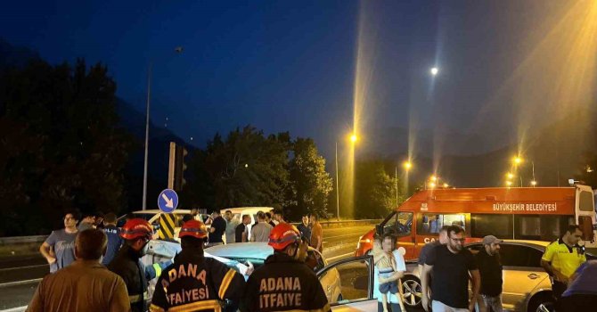 Kırmızı ışıkta geçen otomobil, araca çarptı: 5 yaralı