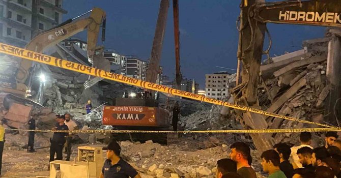 Göçük altında kalan iş makinası operatörünün cansız bedenine ulaşıldı