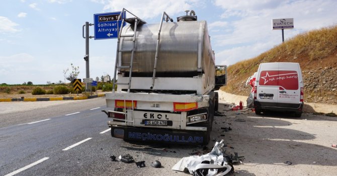 Yangın söndürme cihazı yüklü araç, süt tankerine çarptı: 1 yaralı