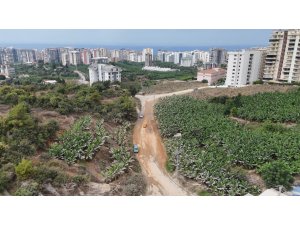 Alanya’da yol genişletildi, elektrik direği yolun ortasında kaldı