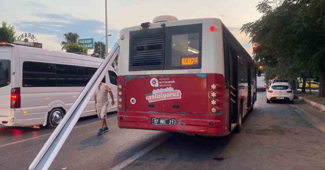 Antalya’da halk otobüsüne karavan tentesi saplandı