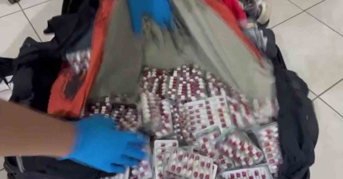 Bavulundan 5 bin 642 adet uyuşturucu hap çıktı: "Yıllık içeceğim" dedi