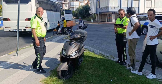Kaldırımdaki trafik levhasına çarpan motorlu bisikletin sürücü yaralandı