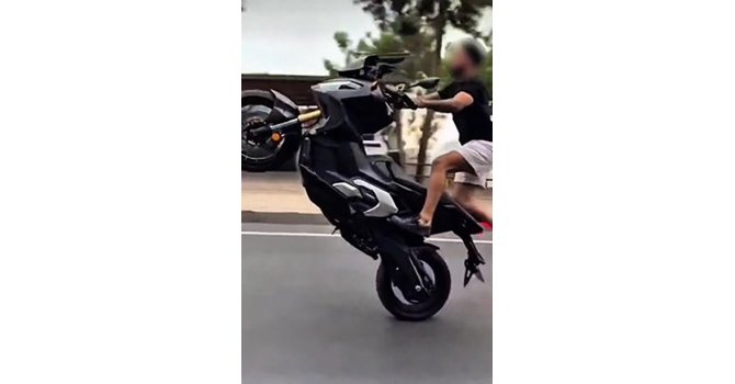 Kasksız ve akrobatik hareketler yapan motosiklet sürücüsüne ceza yağdı