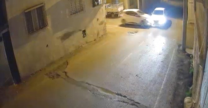 Kontrolsüz giriş yaptıkları sokak kesişimde kafa kafaya çarpıştılar