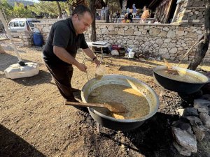 Tarihi Sarıhacılar’da bin kişilik aşure ikramı