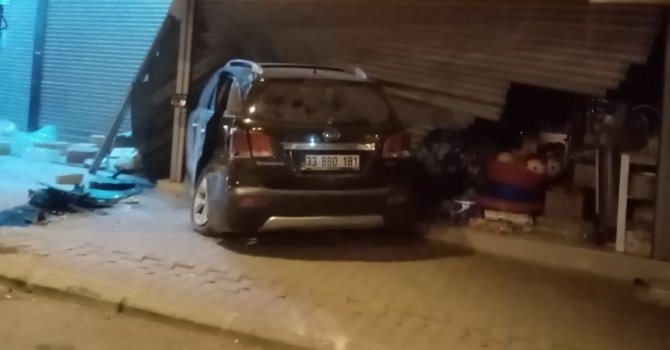 Araç işyerine daldı: 2 yaralı