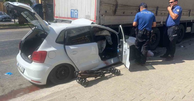 Otomobil, park halindeki tıra çarptı: 4 yaralı