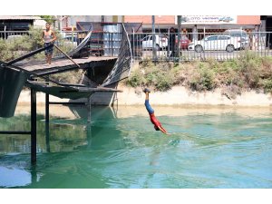 Adana’da termometreler 51 dereceyi gösterdi: Parklar boş kaldı, sulama kanalları doldu