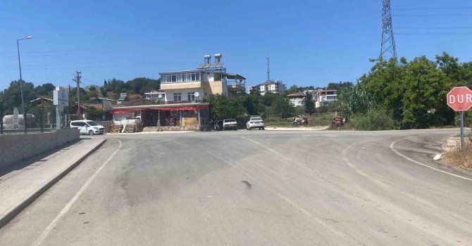 El frenini çekmeyi unutup arkasından koştuğu otomobil park duvarına çarparak durabildi