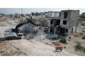 Mersin’de terk edilmiş 3 katlı bina yıkıldı