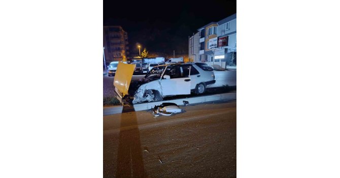 Eğirdir’de alkollü sürücü direğe çarptı: 1 yaralı