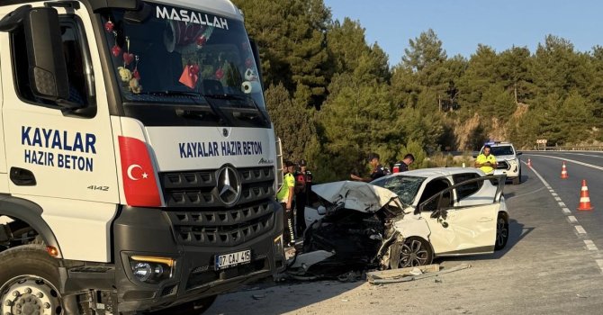 Antalya’da otomobil ile beton mikseri çarpıştı: 1 ölü, 2 yaralı
