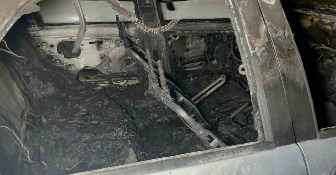 Park halindeyken yanmaya başlayan otomobil için mahalleli seferber oldu