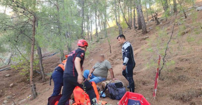 Ormanda ayağı kırılan vatandaşı itfaiye ekipleri kurtardı
