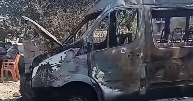 Park halindeki midibüs yandı