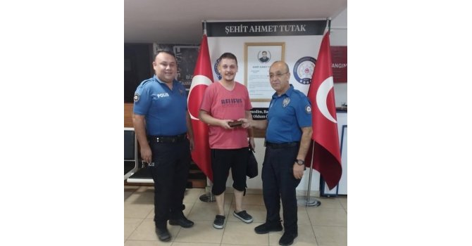 Isparta’da içerisinde para bulunan cüzdan sahibine teslim edildi