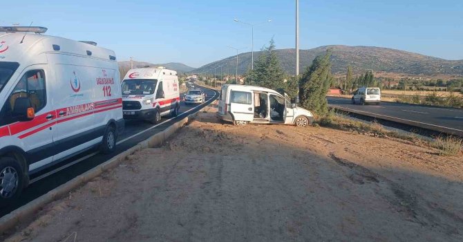 Kontrolden çıkan hafif ticari araç direğe çarptı: 5 yaralı