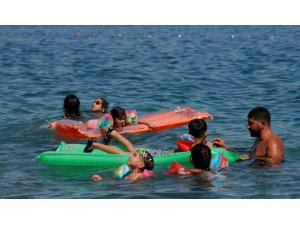 Antalya’nın deniz suyu sıcaklığı 33 dereceyle İstanbul ve Ankara’nın sıcak havasını geride bıraktı