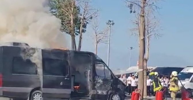 Havalimanında park halindeki minibüs alevlere teslim oldu