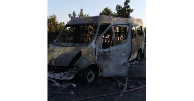 Yanan minibüs kullanılamaz hale geldi