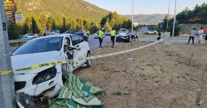 Burdur-Antalya karayolunda otomobiller çarpıştı, 1’i ağır 2 yaralı