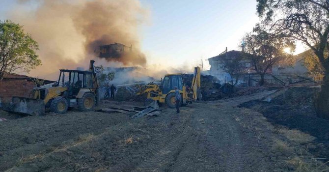 Kaynak makinesinden çıkan yangında ev, araç ve ahır yandı, 3 buzağı telef oldu