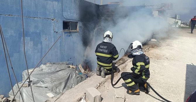 Kırıkhan’da fabrikanın deposunda yangın çıktı