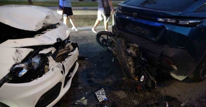 Zincirleme kazada motosikletli genç kız yaralandı, sürücü olay yerinden kaçtı