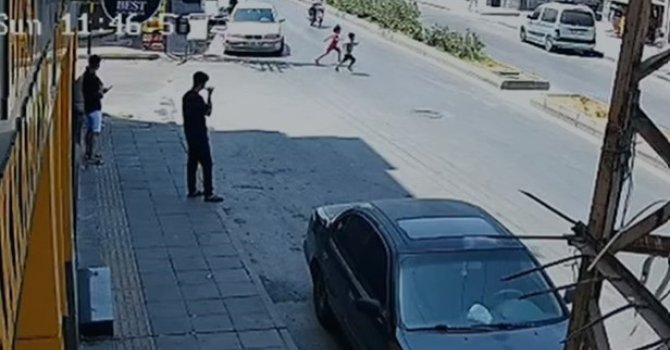 Feci kaza kamerada: Motosikletlinin çarptığı 2 çocuktan biri öldü