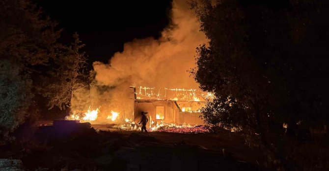 Antalya’da kereste fabrikasının lojmanı alev alev yandı, büyük panik yaşandı