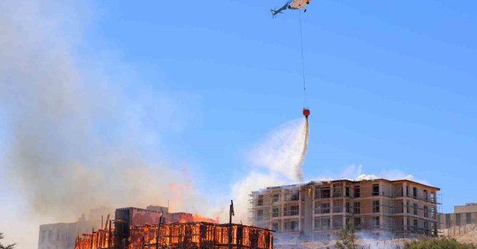 Orman Bölge Müdürlüğüne ait lojman küle döndü, çatısı yanan binaya ise müdahale sürüyor