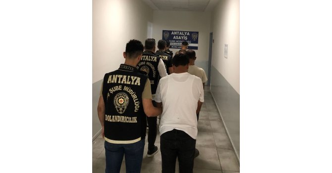 Antalya’da kendini devlet görevlisi olarak tanıtıp vurgun yapan 4 şüpheli tutuklandı