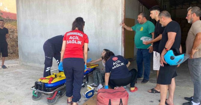 Traktörle çarpışıp römorkun altında kalan motosikletin sürücüsü ölümden döndü